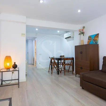 Practico Apartamento Con Terraza En Eixample Barcelona Exterior photo