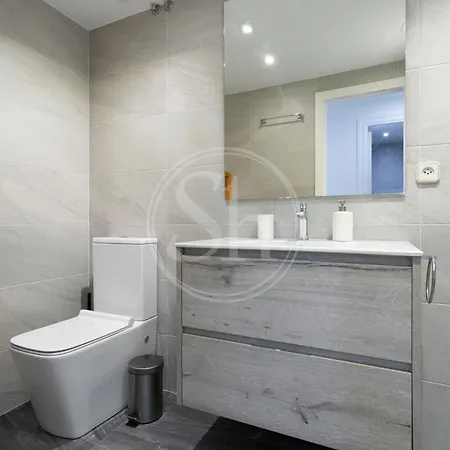 Practico Apartamento Con Terraza En Eixample Barcelona Exterior photo