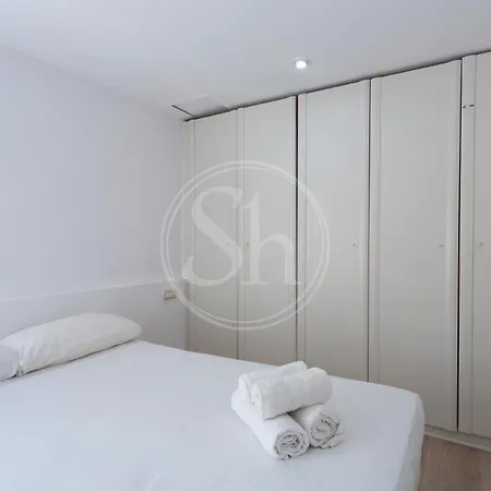 Practico Apartamento Con Terraza En Eixample Barcelona Exterior photo