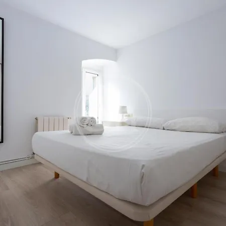 Practico Apartamento Con Terraza En Eixample Barcelona Exterior photo