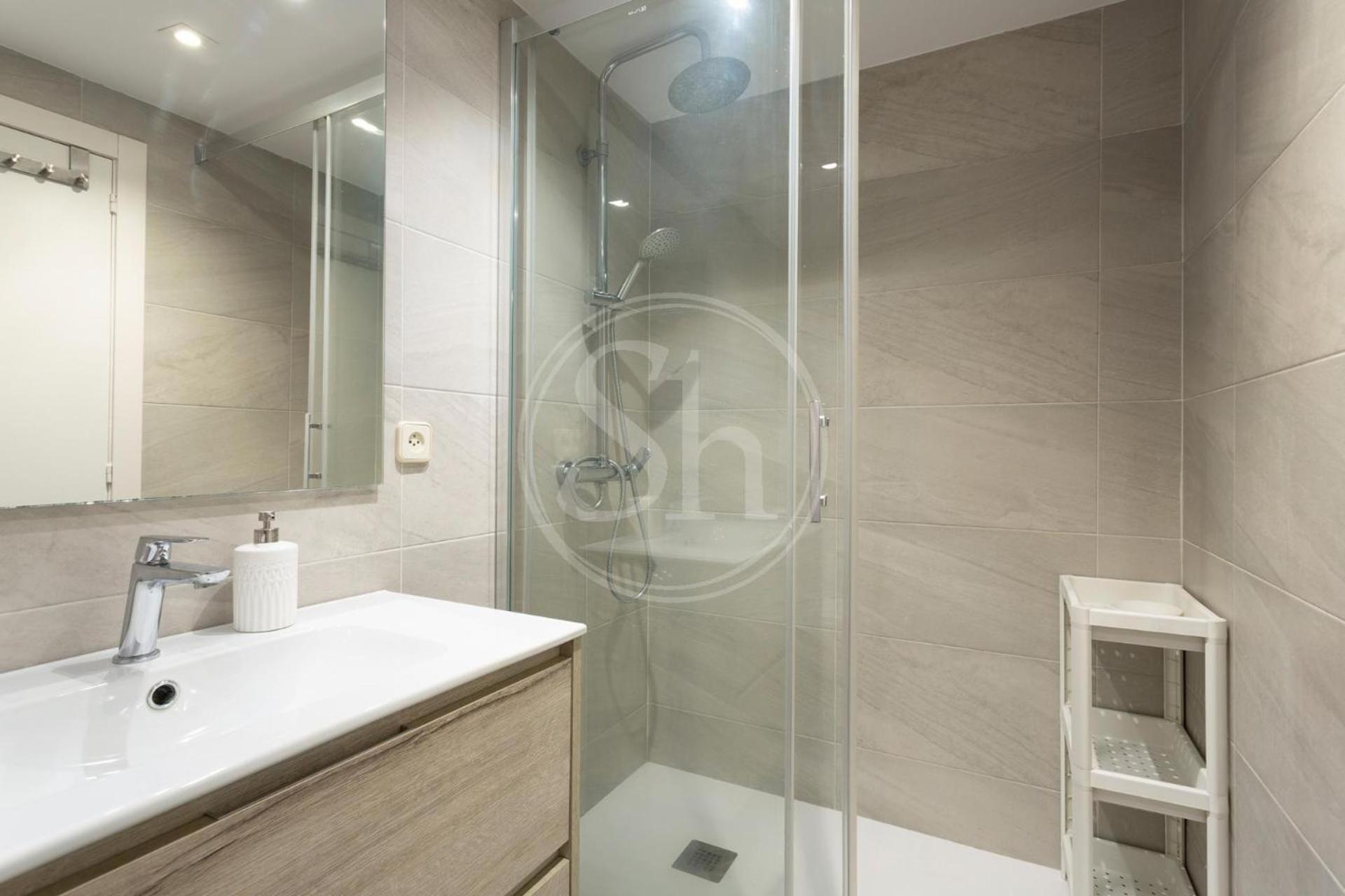 Apartamento Practico Con Terraza En Eixample *